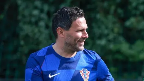 Jerko Leko u plavom sportskom dresu s grbom hrvatske reprezentacije na terenu.