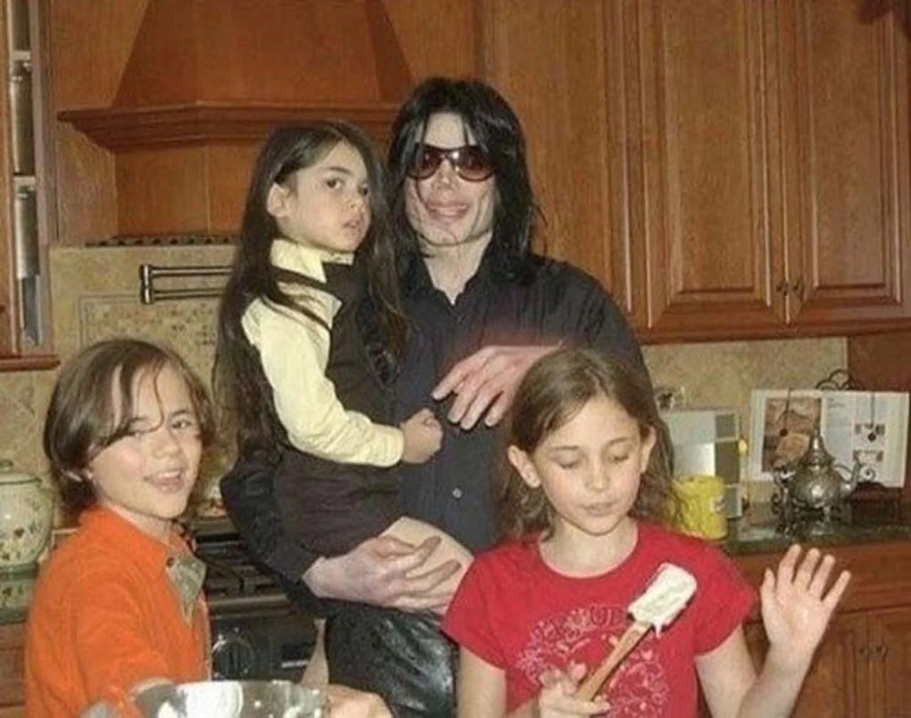 Michael Jackson sa svojom djecom u kuhinji tijekom njihovog djetinjstva.