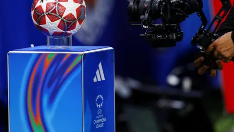 Službena nogometna lopta na postolju ispred televizijske kamere.