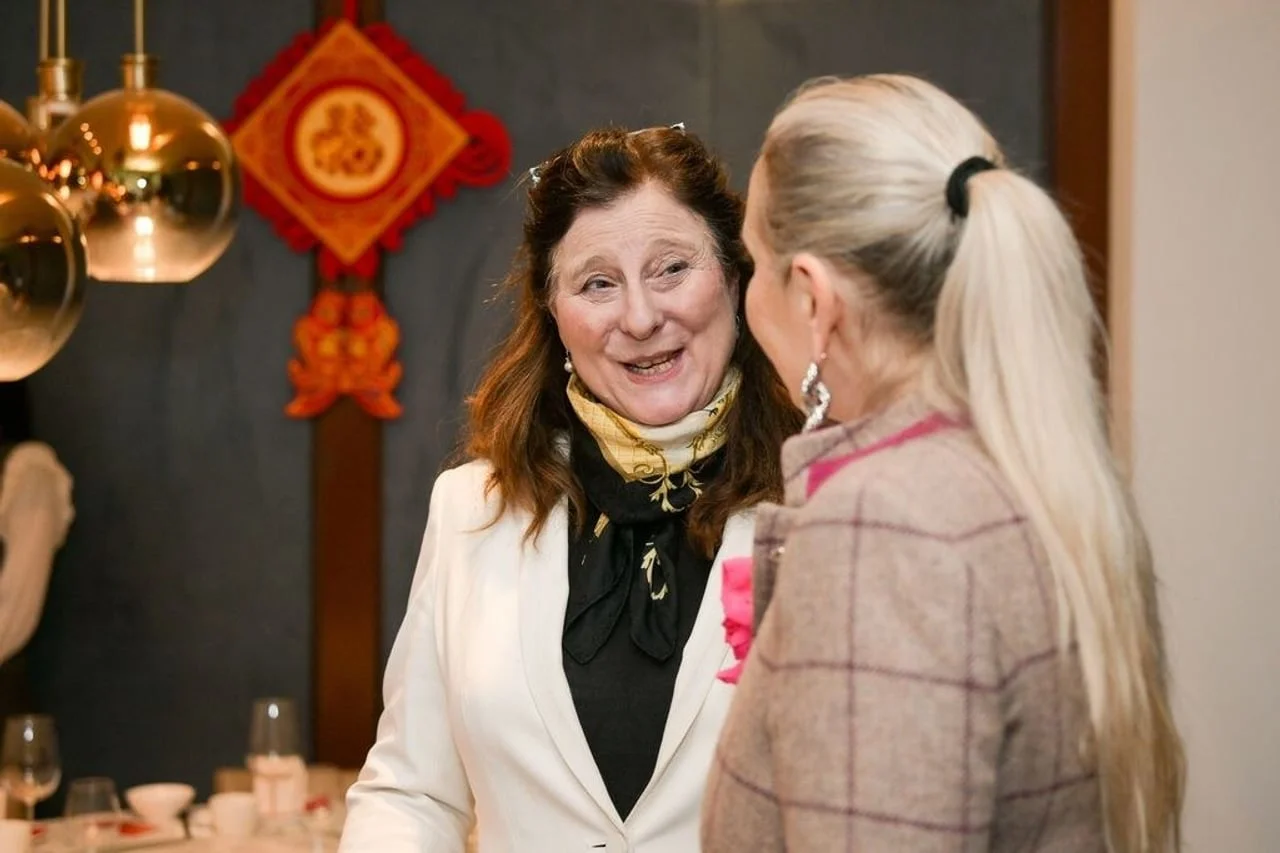 Dvije žene u razgovoru u elegantno uređenom prostoru