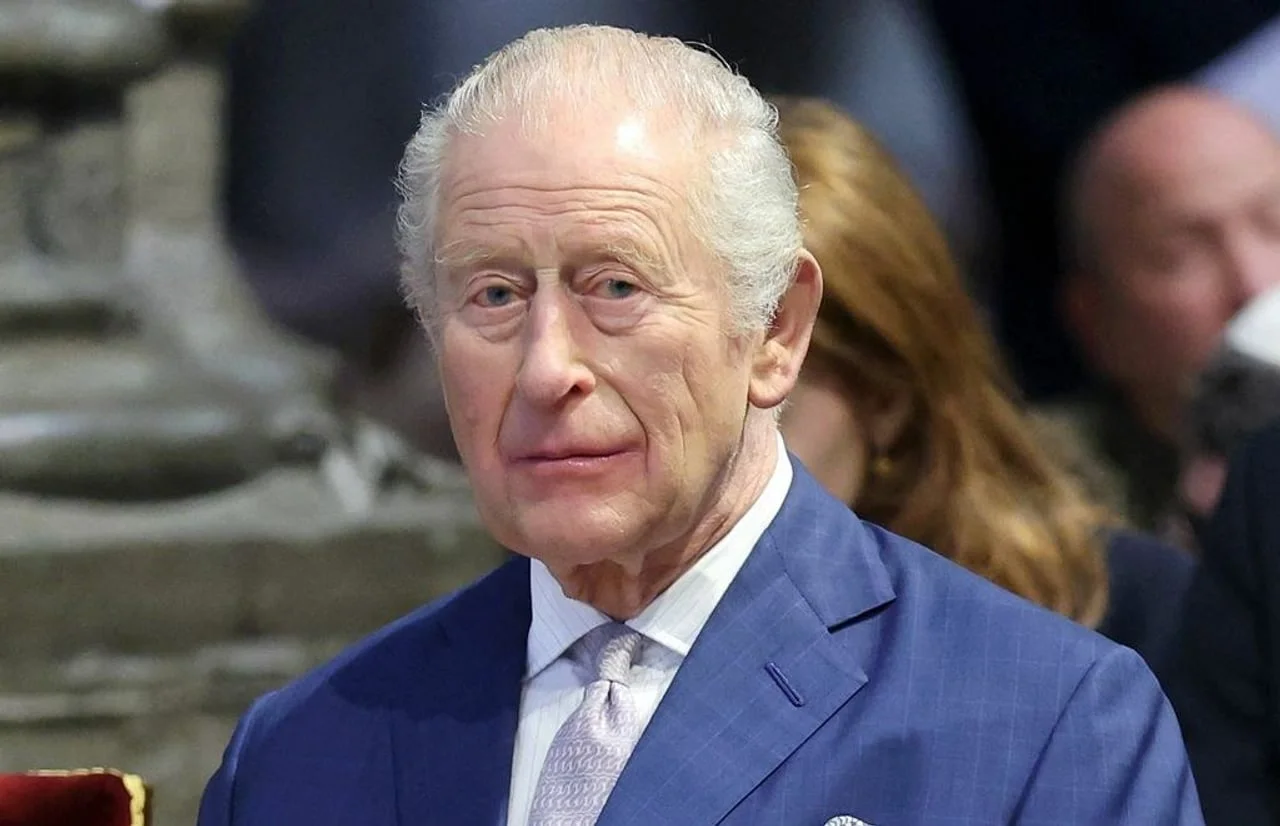 Portret kralja Charlesa III. u plavom odijelu