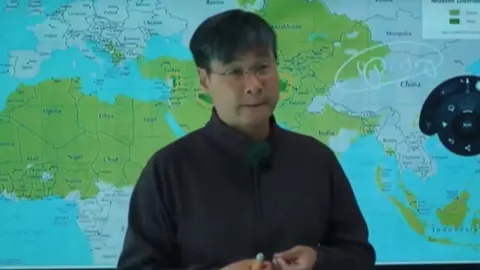 Xueqin Jiang ispred geografske karte Bliskog istoka i Azije