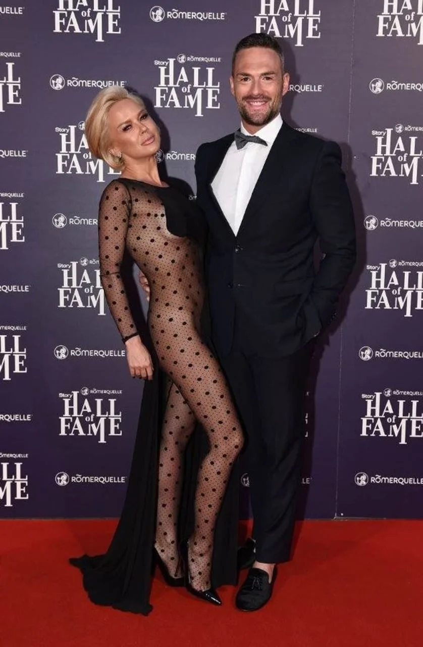 Maja Šuput u prozirnoj haljini na crvenom tepihu uz pratnju