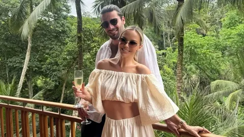 Maja Šuput i Šime Elez na terasi okruženoj palmama