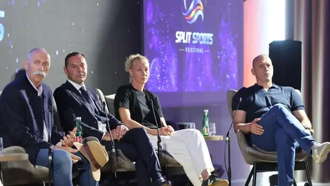 Četiri panelista sjede na pozornici i sudjeluju u raspravi o sportu.