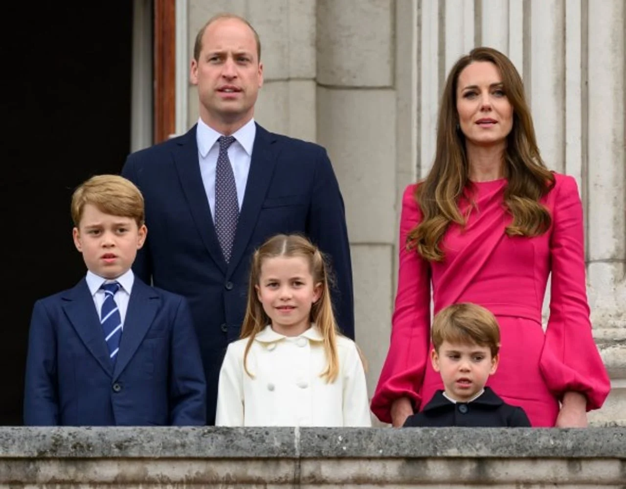 William, Kate i njihovo troje djece stoje na balkonu Buckinghamske palače.