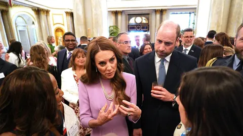 Princ William i Kate Middleton razgovaraju na svečanom primanju.