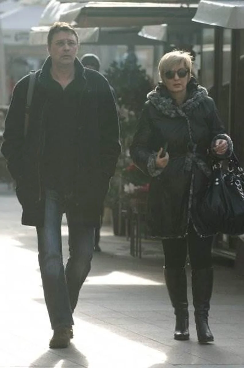 Hari i Nelsi Rončević u zimskim jaknama šeću gradskom ulicom.