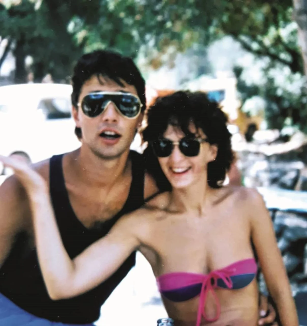 Mladi Hari Rončević i Nelsi s naočalama za sunce na ljetovanju.