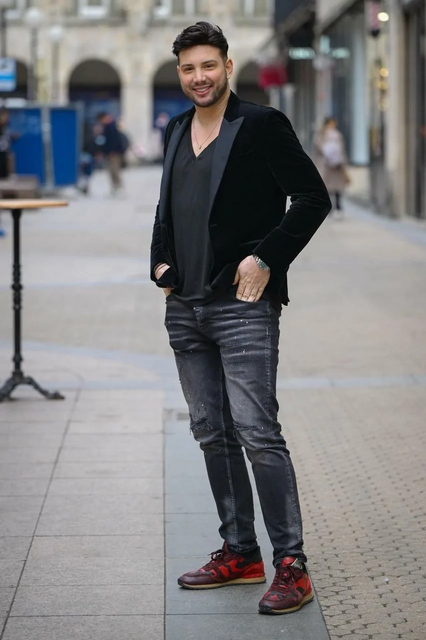 Alen Bičević u crnom sakou i trapericama pozira na ulici