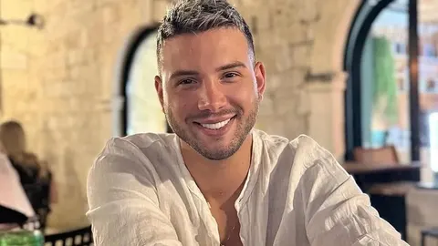 Nasmijani pjevač Alen Bičević u bijeloj košulji