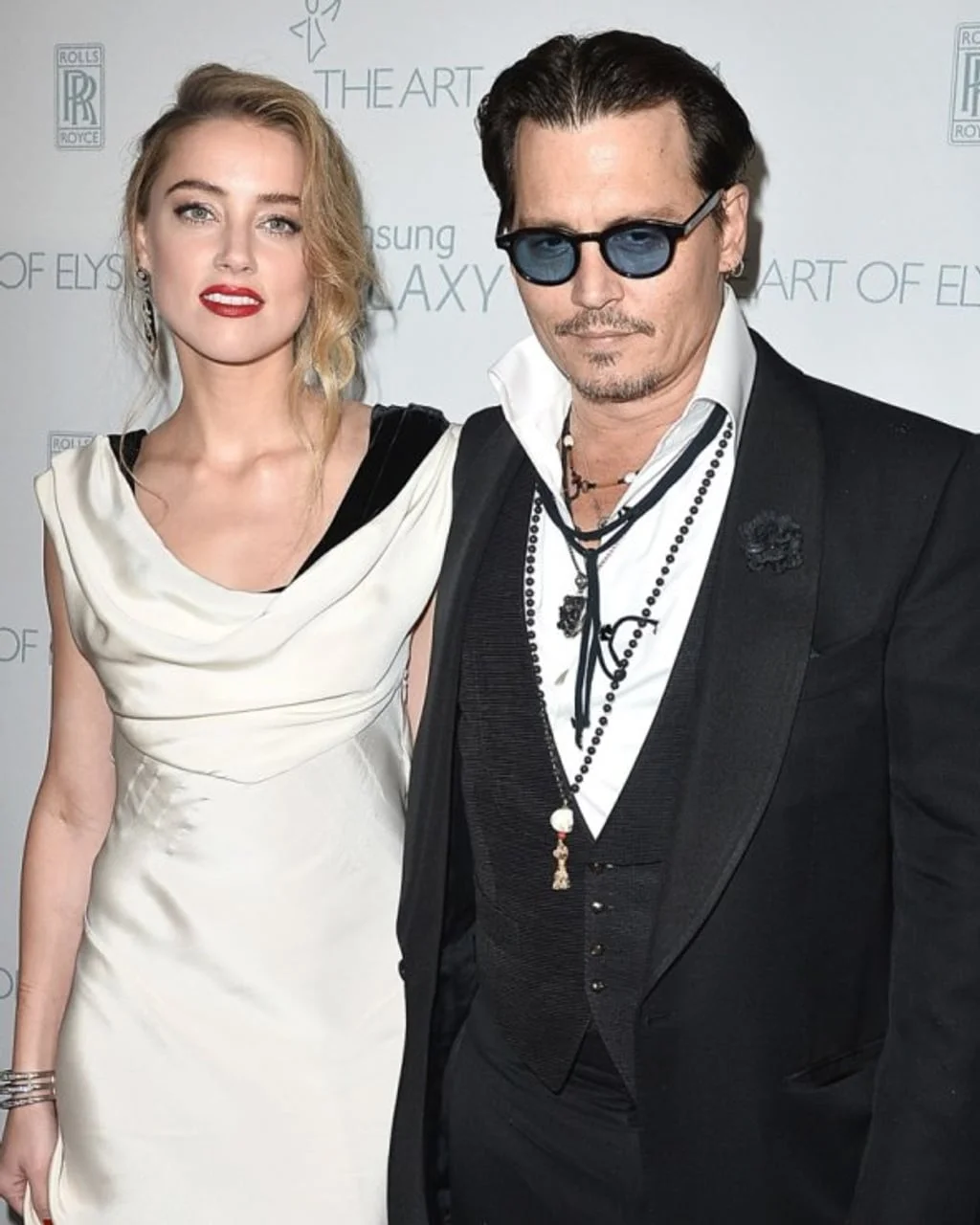 Poziranje Amber Heard i Johnnyja Deppa ispred reklamnog zida