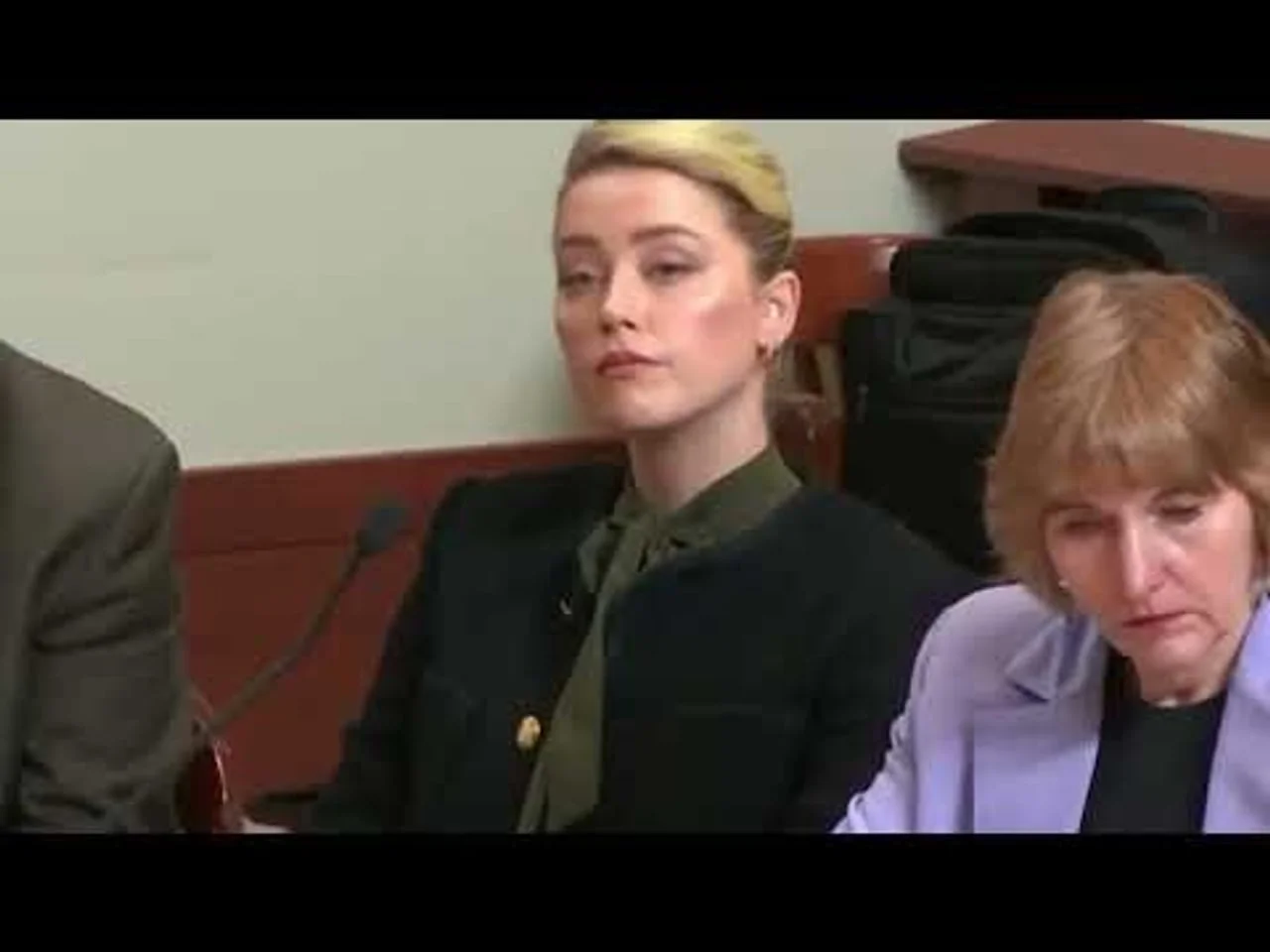 Amber Heard sjedi u sudnici ozbiljnog izraza lica