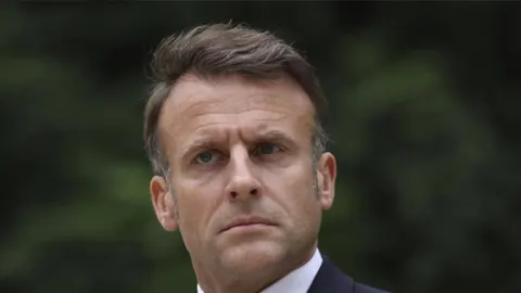 Ozbiljno lice francuskog predsjednika Emmanuela Macrona izbliza.