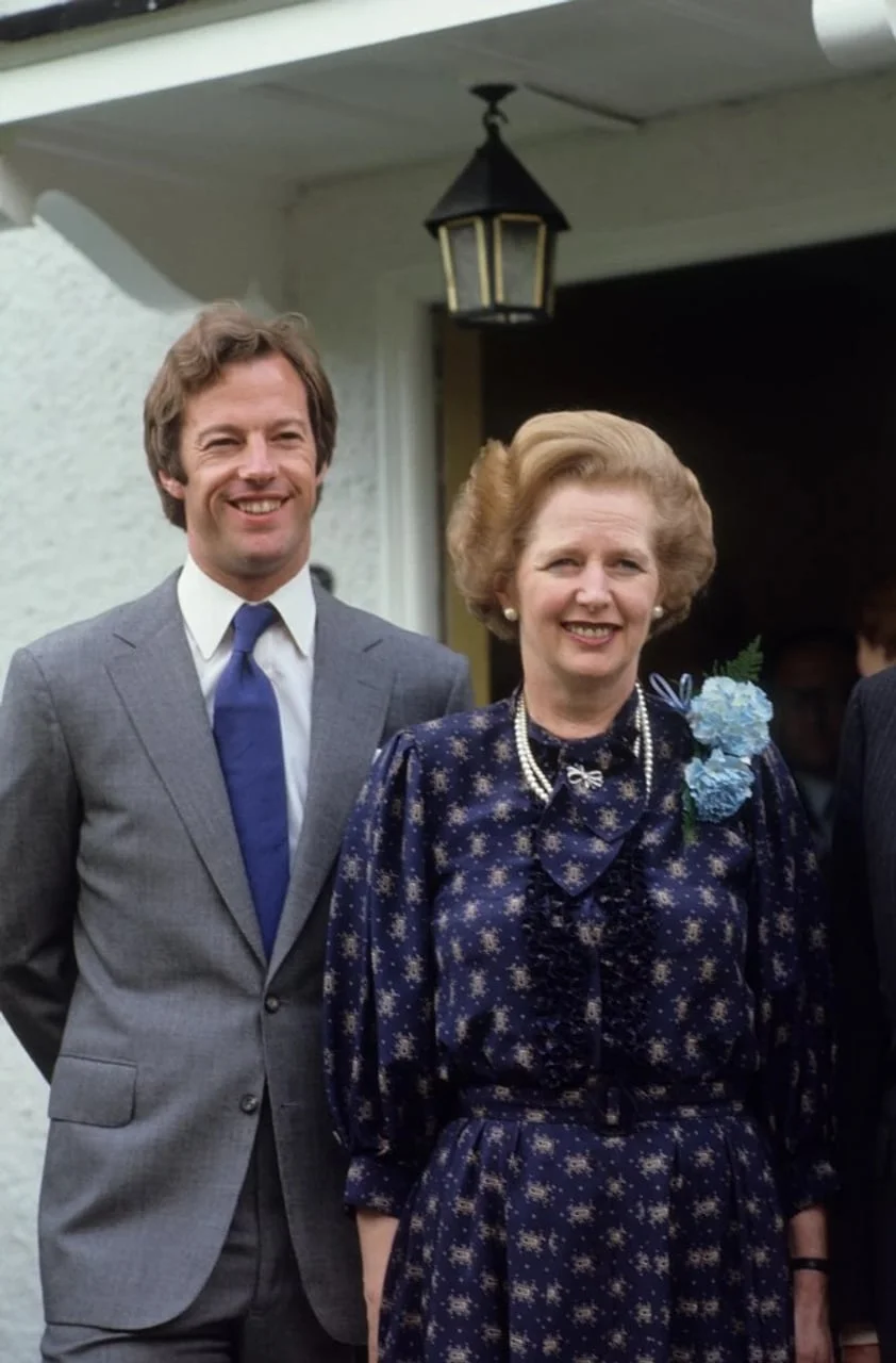 Margaret Tačer u tamnoj haljini stoji pored sina Marka