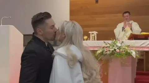 Sebastian Popović i Magdalena razmjenjuju poljubac u crkvi ispred oltara.