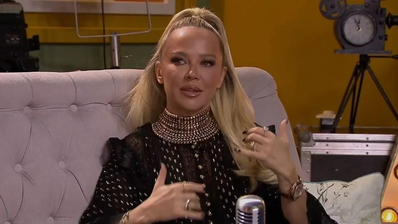 Maja Šuput gestikulira rukama dok objašnjava anegdote iz svog života.