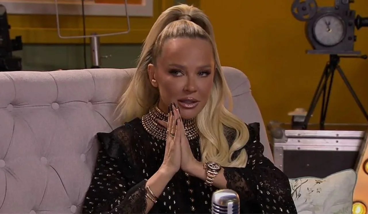 Maja Šuput sklopljenih ruku u studiju tijekom televizijskog intervjua.