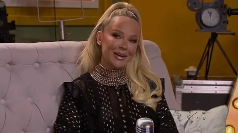 Maja Šuput sjedi na kauču u studiju i osmjehuje se tijekom razgovora.