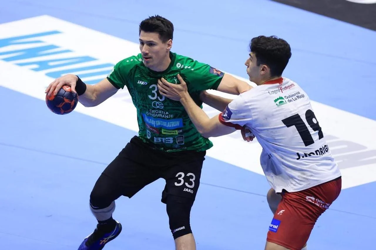 Rukometaš Mario Tomić u zelenom dresu Nexea s loptom u rukama tijekom utakmice.