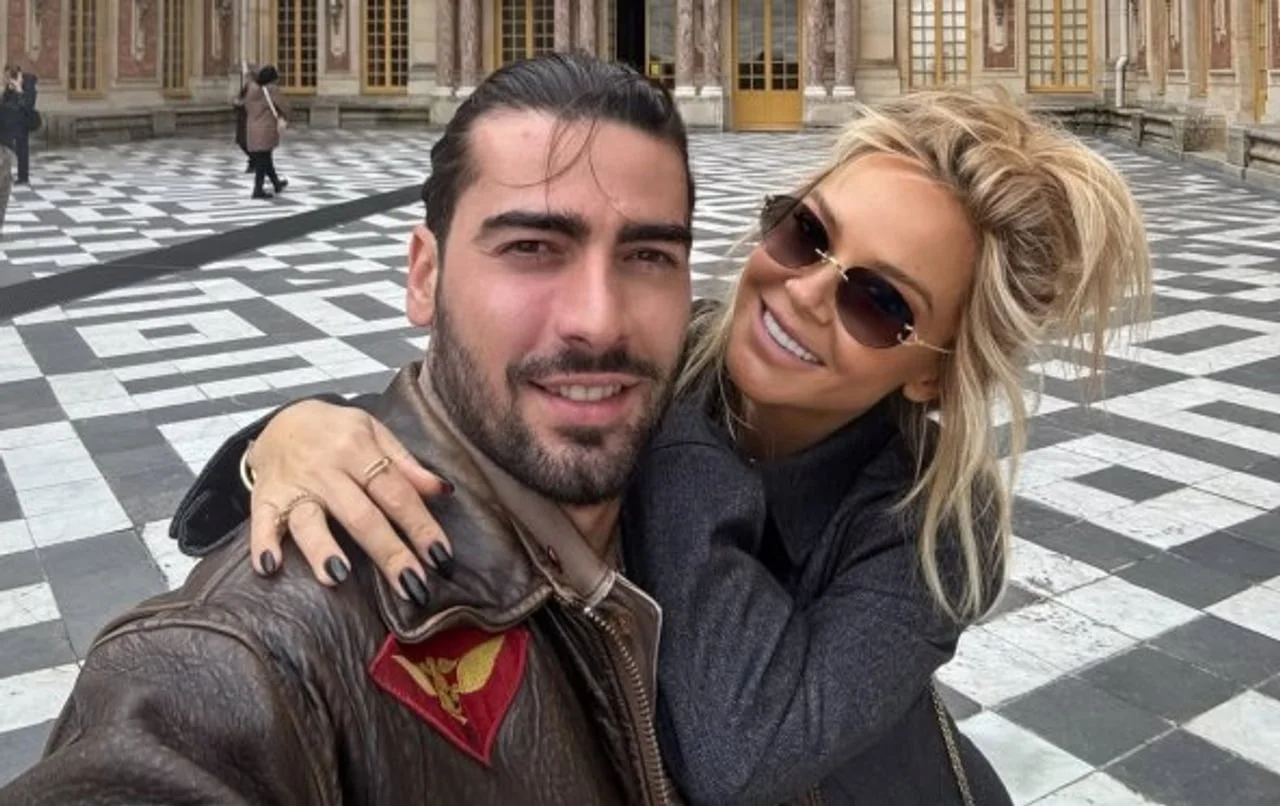 Maja Šuput u zagrljaju Šime Eleza ispred povijesne palače