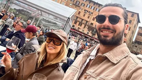 Maja Šuput i Šime Elez nasmiješeni s čašom vina na otvorenom