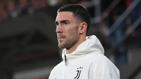 Nogometaš Dušan Vlahović u bijeloj sportskoj majici s kapuljačom.