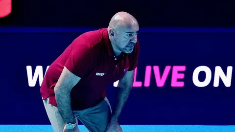 Ivica Tucak u crvenoj majici nagnut naprijed tijekom vaterpolske utakmice.