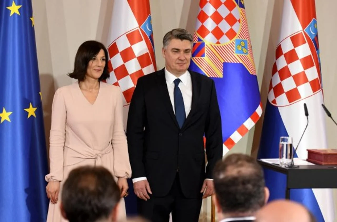 Bračni par Milanović stoji ispred zastava Hrvatske i EU.