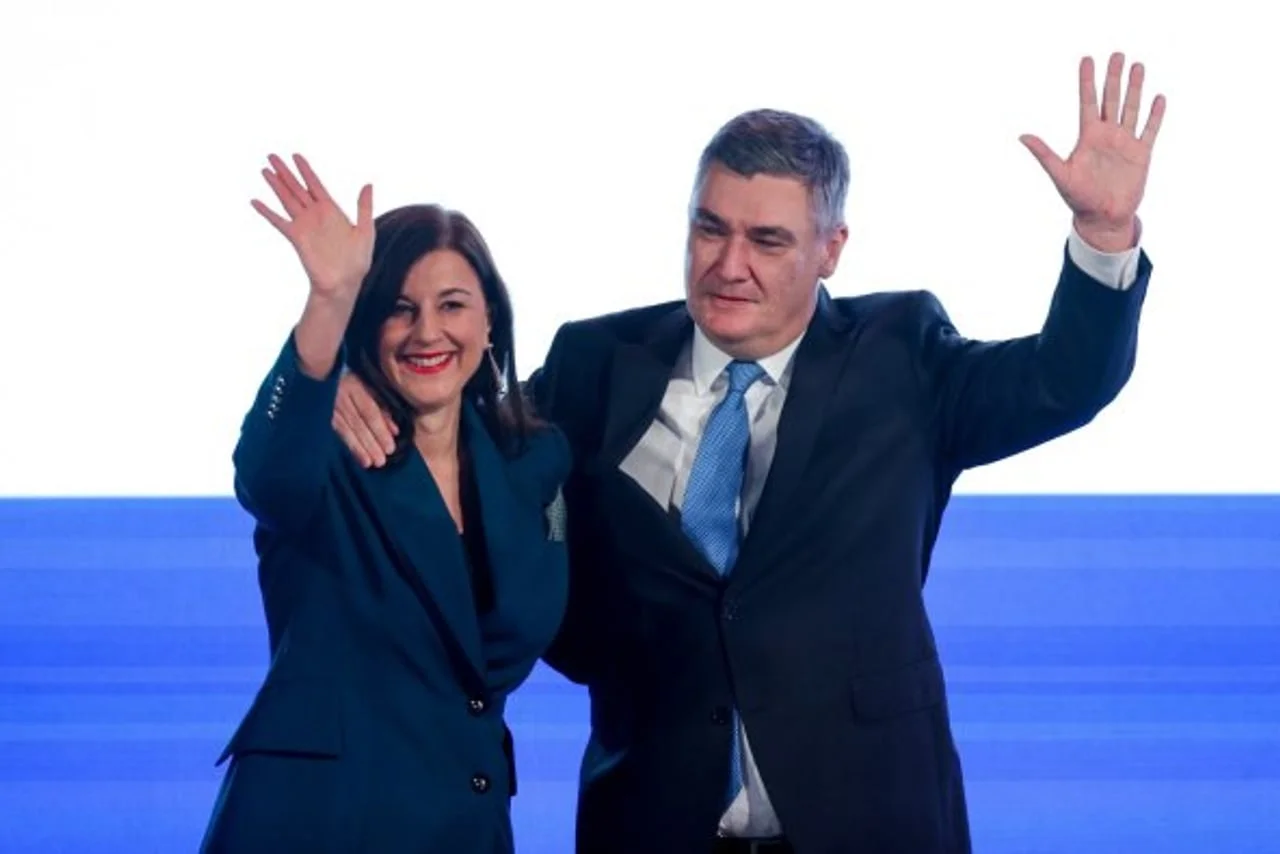 Zoran i Sanja Milanović mašu okupljenima na pozornici.