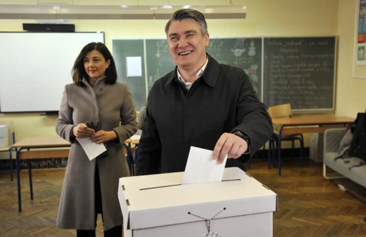 Zoran Milanović ubacuje glasački listić u kutiju na biralištu.