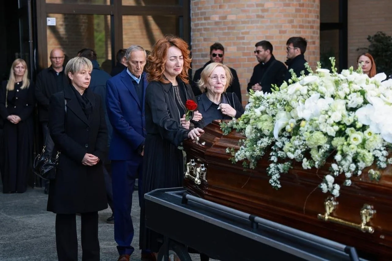 Oųalošćena ųena s crvenom ruųom u ruci pored lijesa Danijele Car.