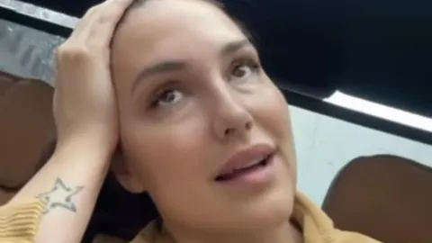 Lana Jurčević s rukom na glavi gleda prema gore