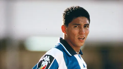 Mário Jardel u dresu Porta gleda u stranu tijekom nogometne utakmice.