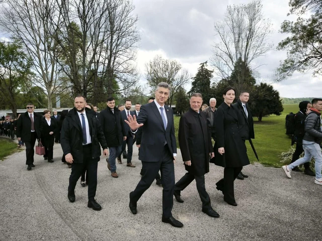 Andrej Plenković u pratnji suradnika hoda stazom u spomen-području.