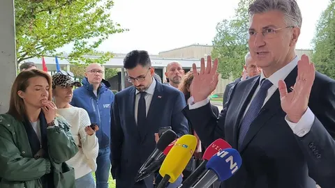 Andrej Plenković govori pred mikrofonima novinara u Jasenovcu.