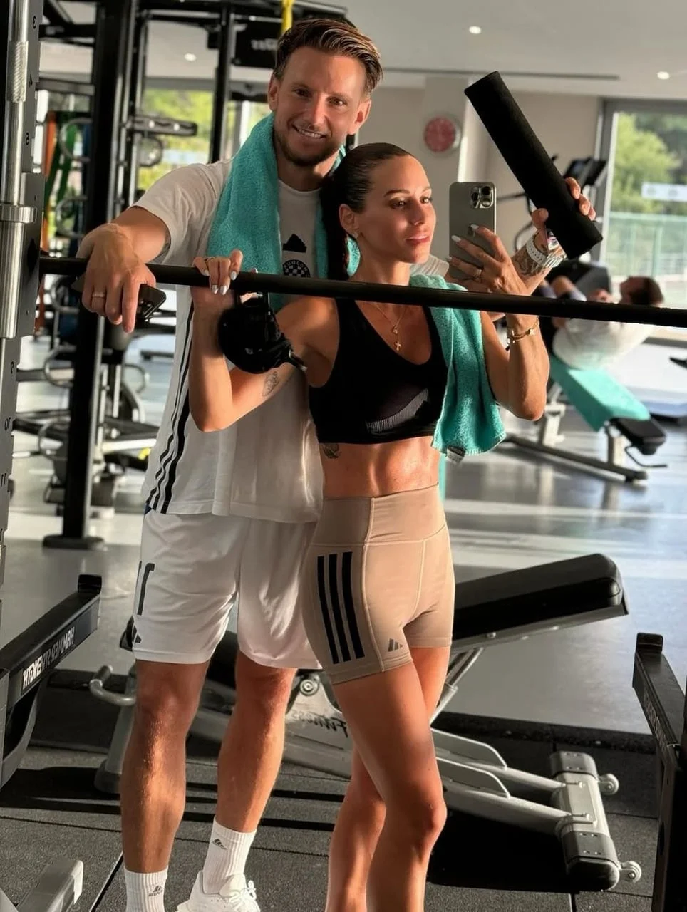 Ivan i Raquel Rakitić zajedno poziraju u teretani ispred ogledala.