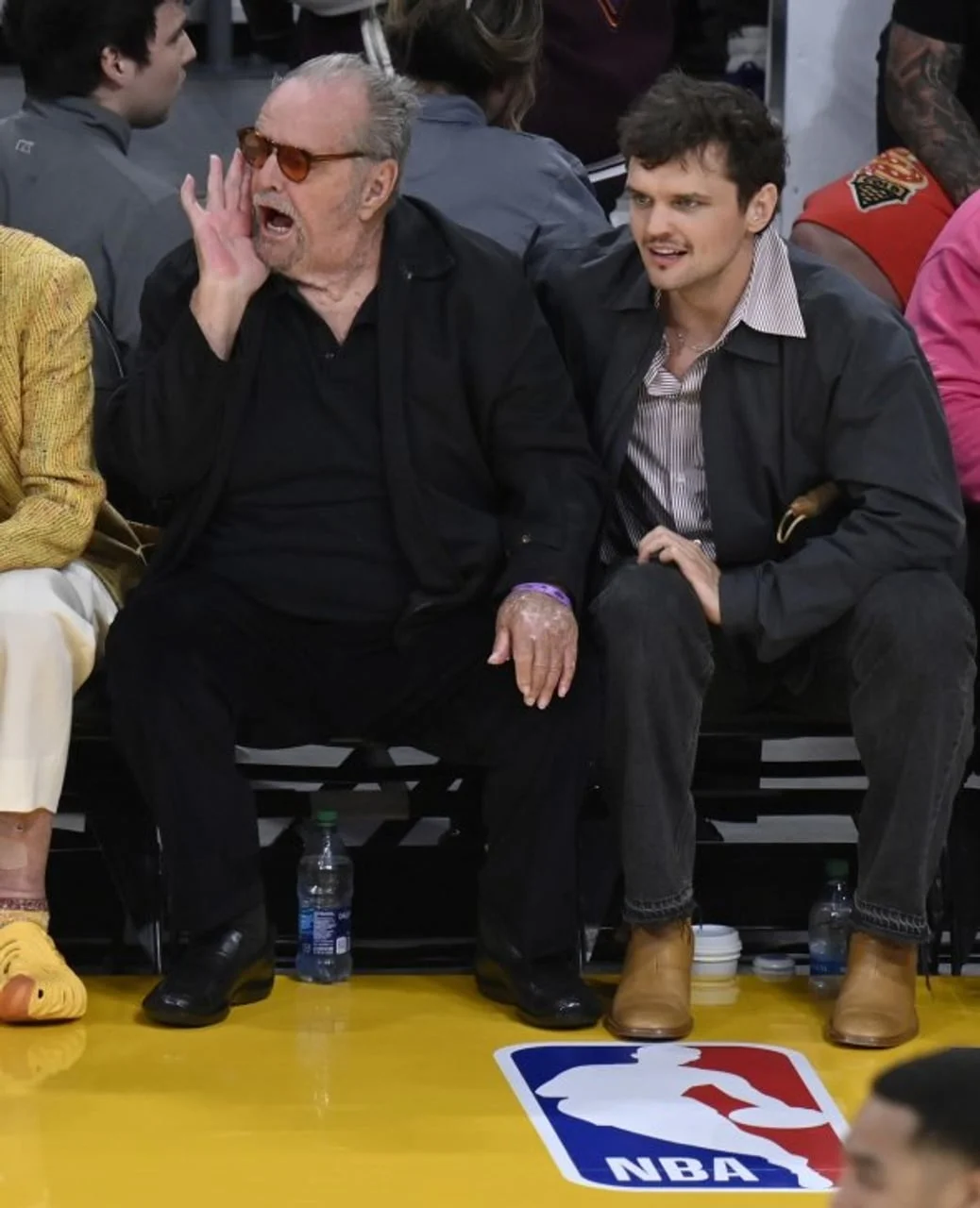 Jack Nicholson i njegov sin Ray Nicholson prate košarkašku utakmicu.