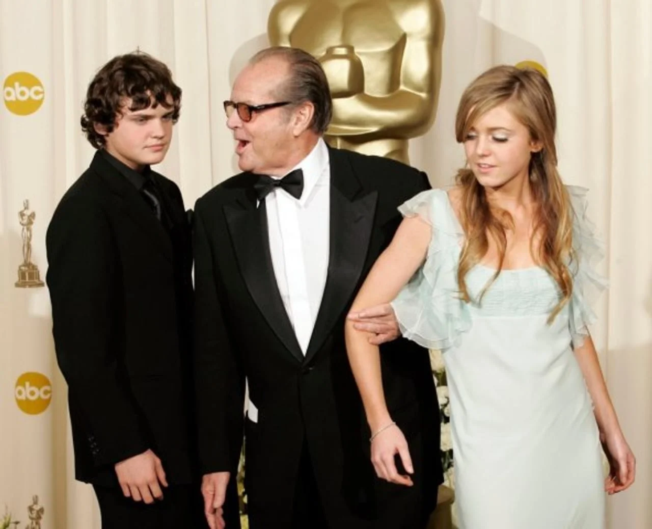 Jack Nicholson s obitelji pozira na crvenom tepihu dodjele Oscara.