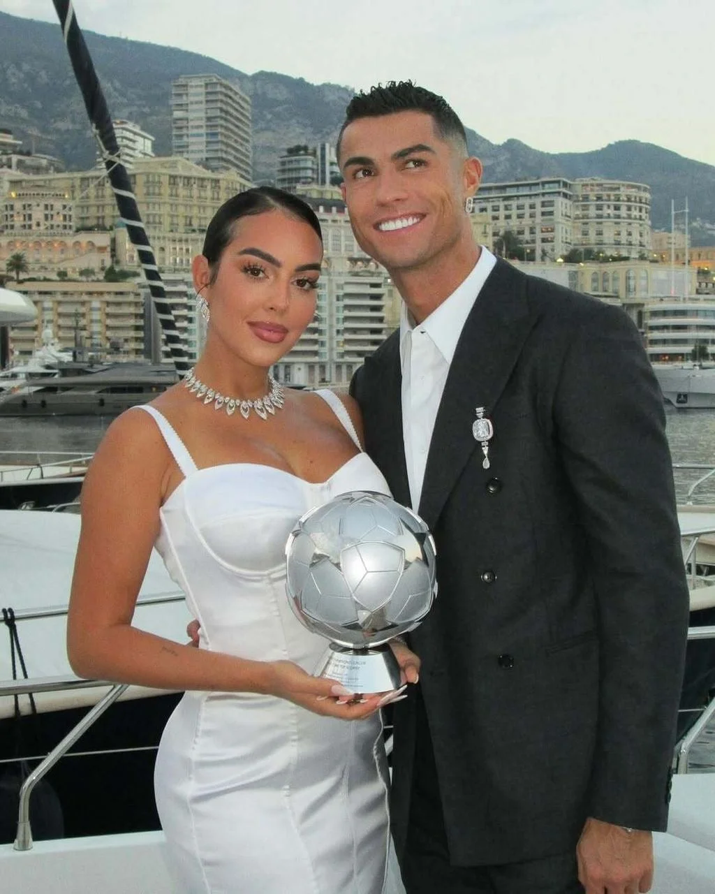 Georgina i Ronaldo poziraju s nogometnim trofejom u Monaku