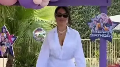 Georgina Rodriguez u bijeloj košulji na rođendanskoj proslavi