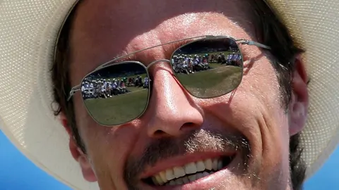 Krupni kadar Marata Safina sa sunčanim naočalama i šeširom.