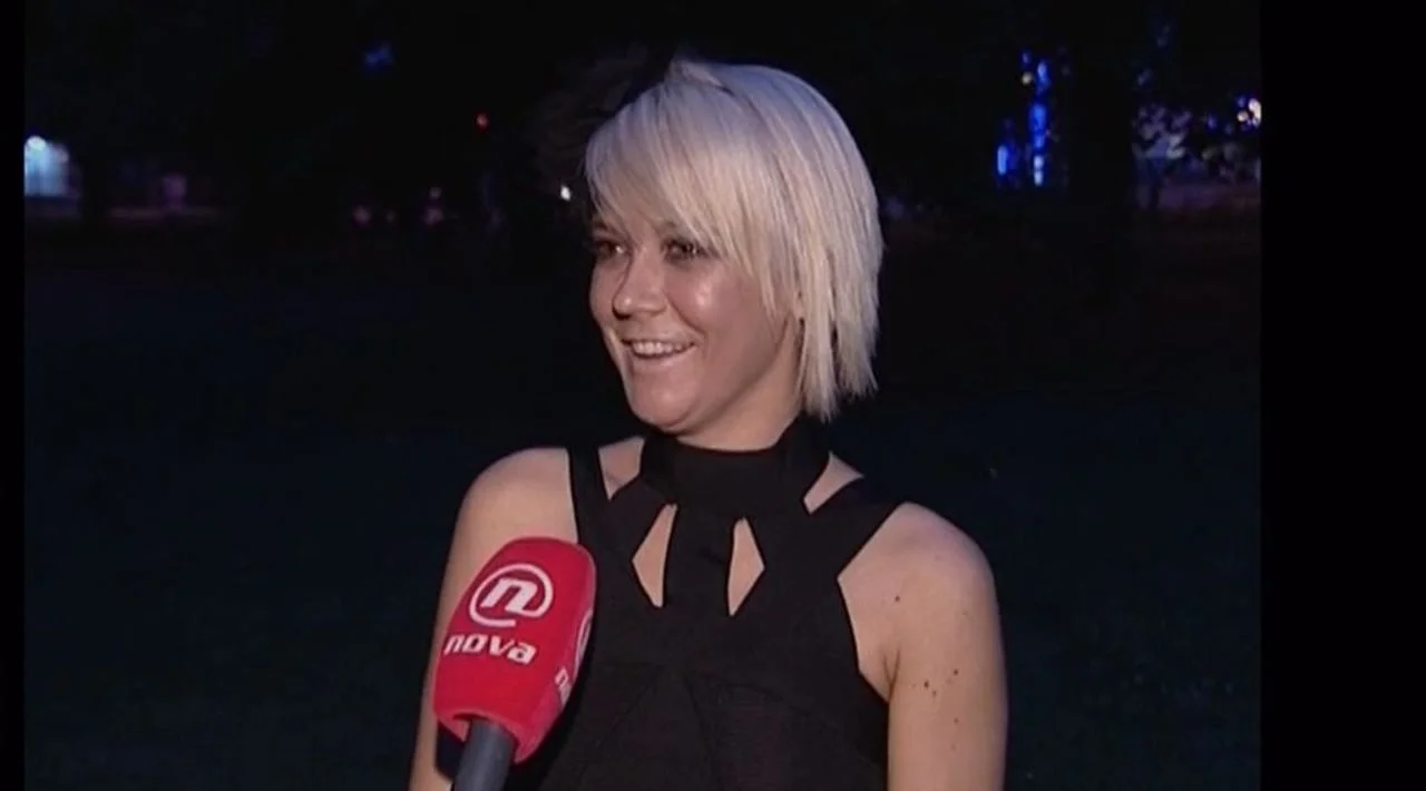 Mlada Maja Šuput s kratkom plavom kosom daje intervju za Nova TV