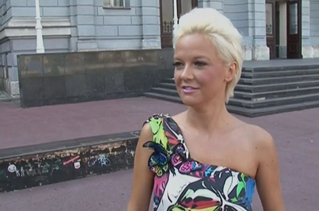 Maja Šuput u šarenoj haljini ispred zgrade Hrvatskog narodnog kazališta