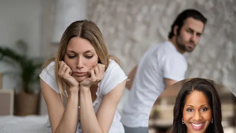 Zabrinuta žena i muškarac u spavaćoj sobi uz portret dr. Jen Caudle