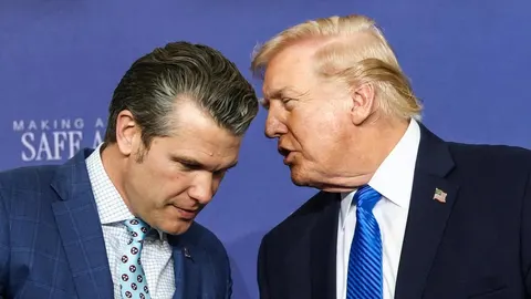 Donald Trump u odijelu s plavom kravatom šapuće suradniku na uho.