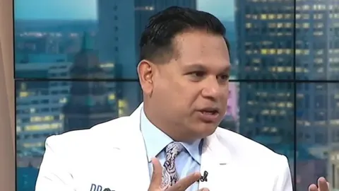 Gastroenterolog dr. Partha Nandi u bijeloj kuti tijekom gostovanja u studiju.