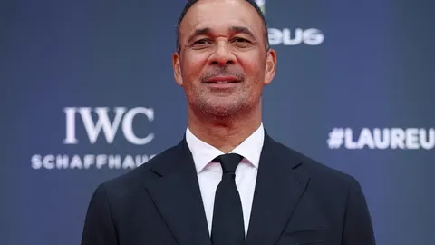 Portret Ruuda Gullita u crnom odijelu ispred sponzorskog zida