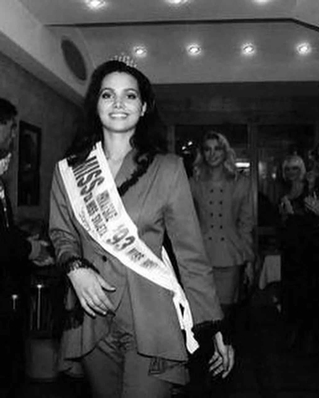 Crno-bijela fotografija Fani Čapalije s lentom Miss Hrvatske 1993.