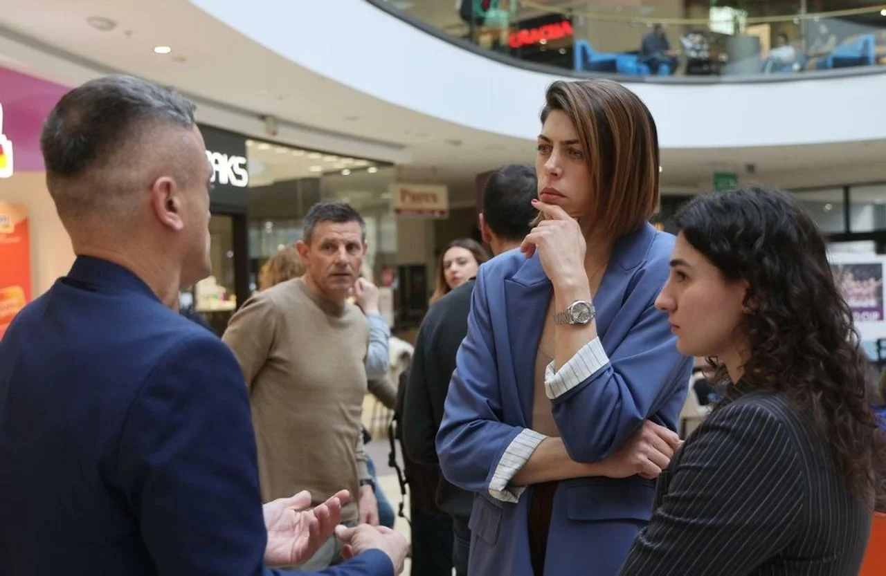 Blanka Vlašić u plavom sakou razmišlja tijekom razgovora u trgovačkom centru.